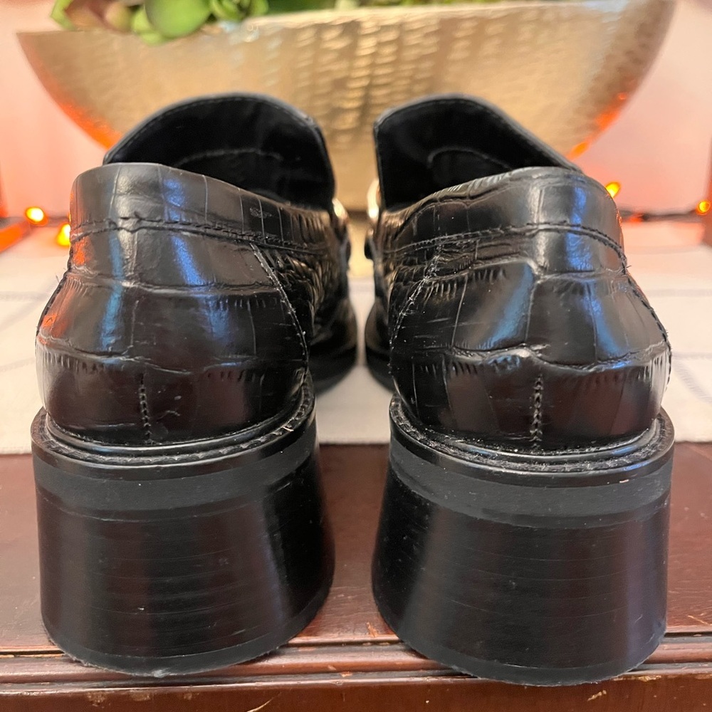 AQUA Croc-Embossed Black Leather Loafers w/Gold Chain Size 7.5 EUC - Picture 5 of 9